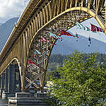 Ativistas fazem rapel e se penduram em ponte de Vancouver. © Anonymous