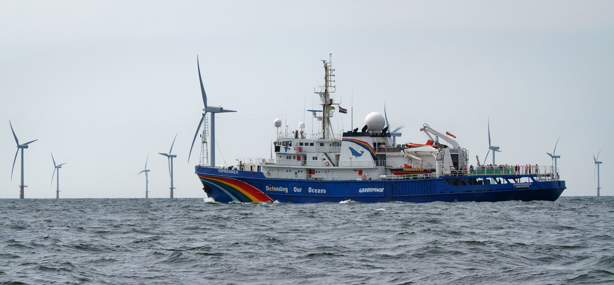 Greenpeace ship the Esperanza visits windpark Prinses Amalia in the North Sea. © Gerard Til