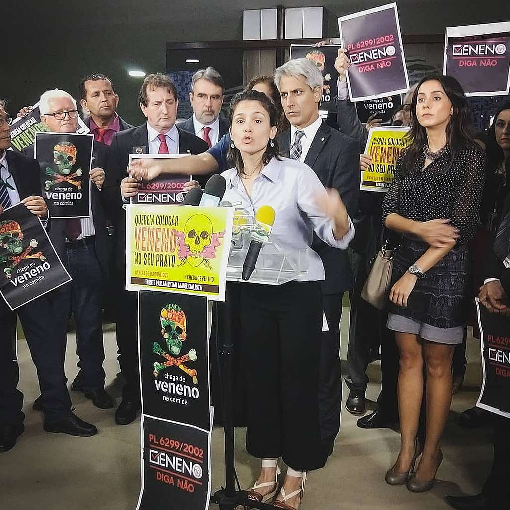 A porta-voz do Greenpeace Marina Lacôrte discursa em Brasília, mostrando os perigos de se colocar ainda mais veneno em nossa comida