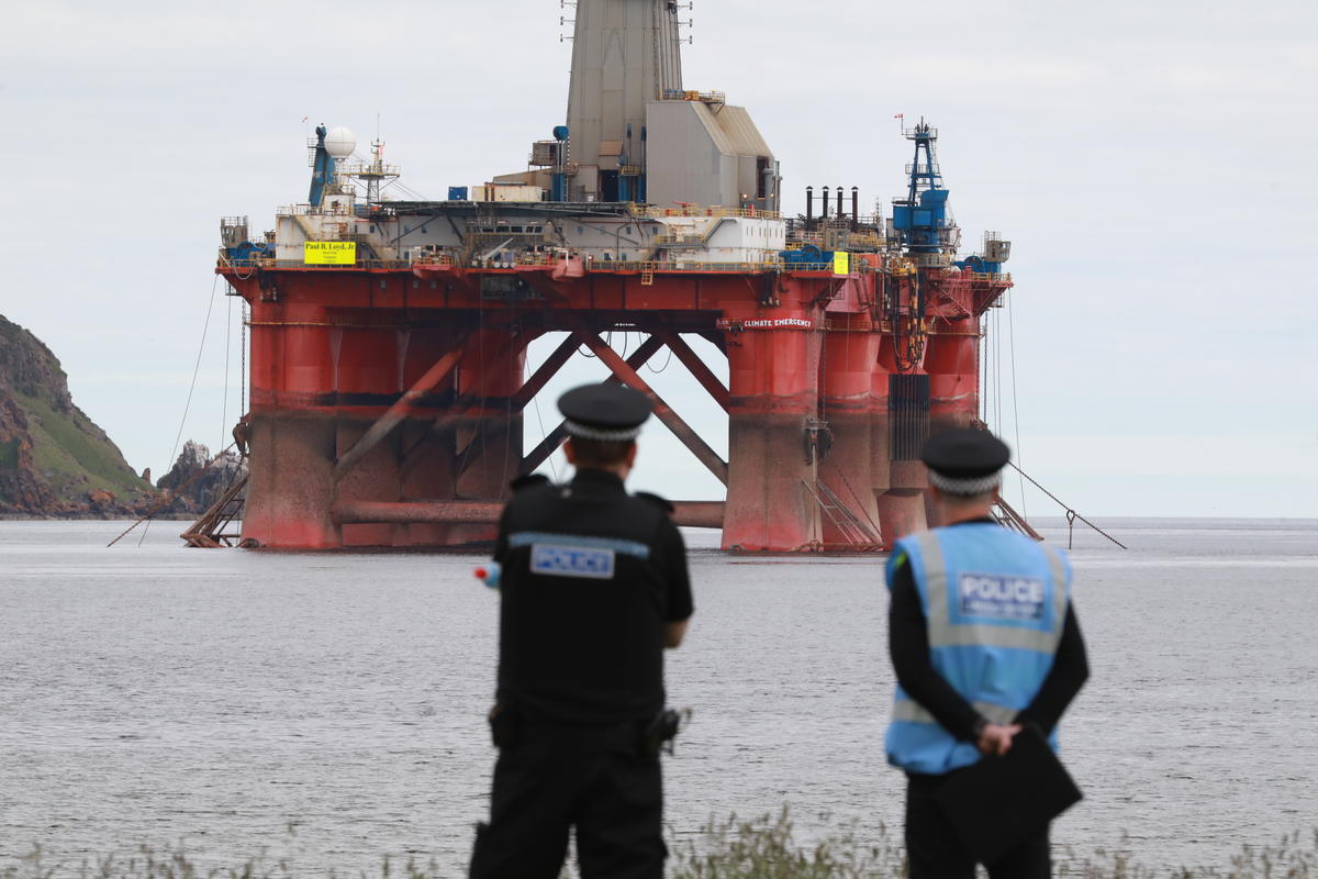 Ao fundo, a plataforma da BP ocupada pelos ativistas do Greenpeace Climbers, na Escócia. © Greenpeace