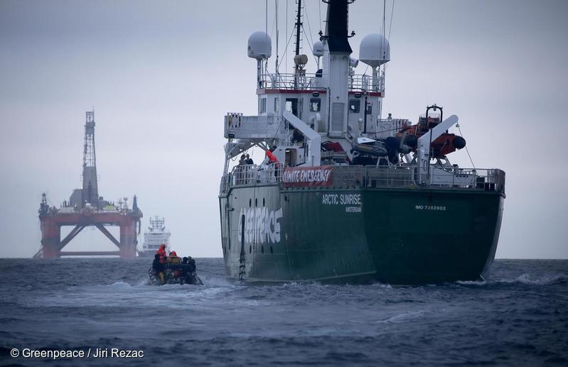 O navio do Greenpeace, Arctic Sunrise, seguindo a plataforma petrolífera da BP em rota para o local de perfuração no mar do Norte