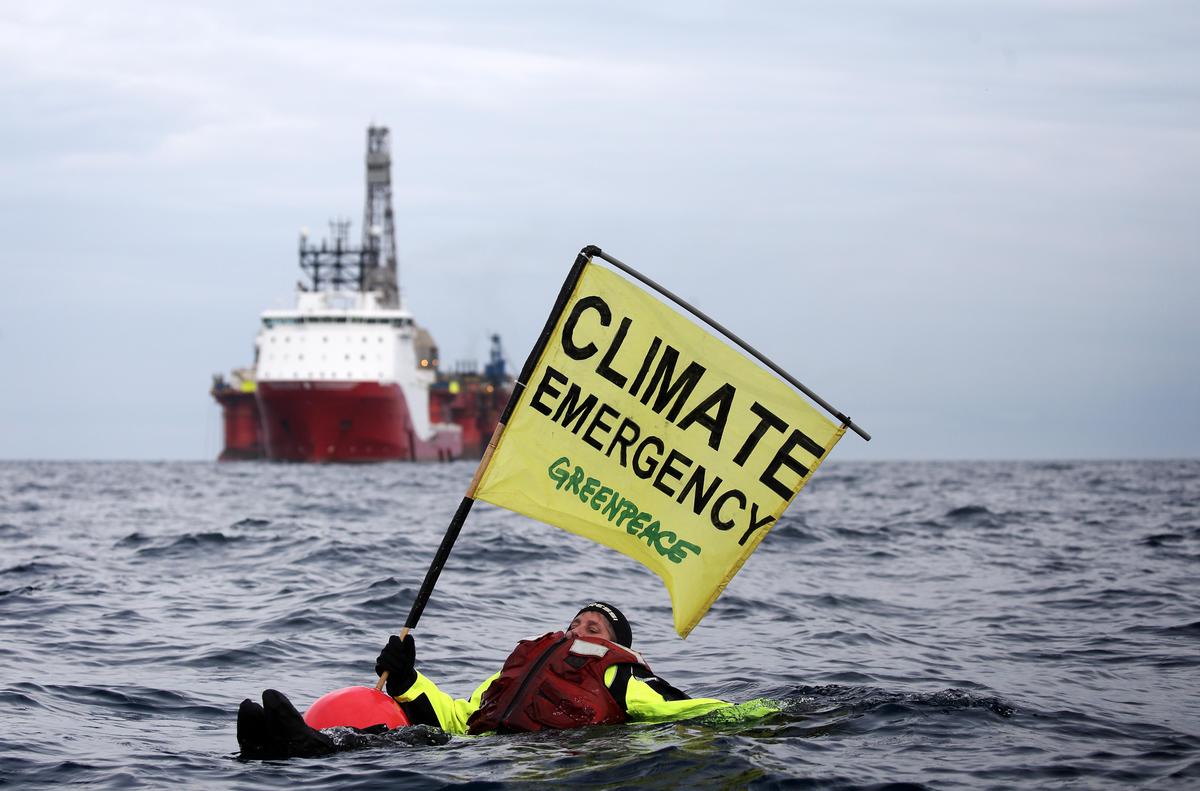 Swimmer in front of BP Oil Rig in North Sea. © Greenpeace