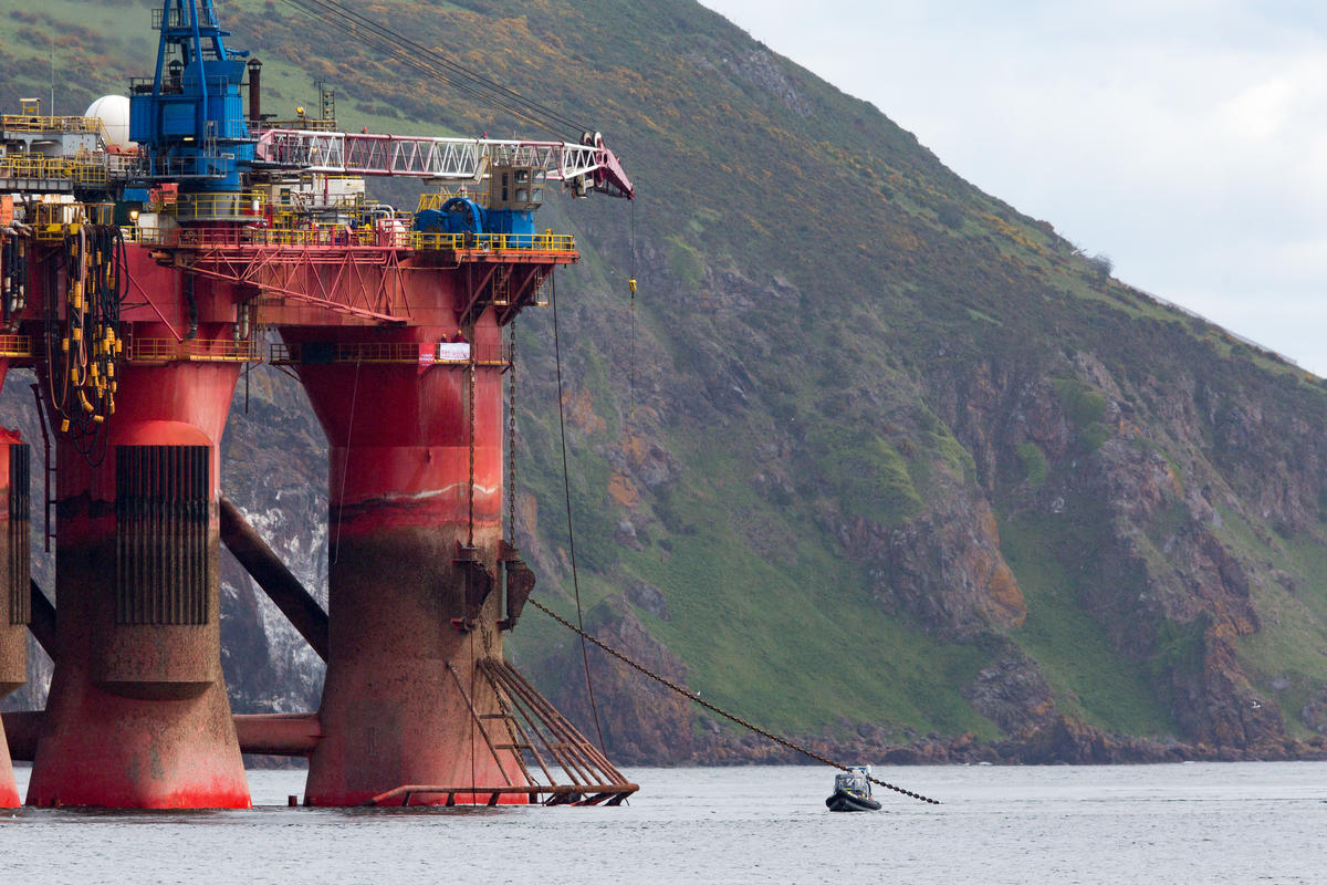 Ativistas continuam ocupando um pórtico em uma perna da plataforma, no Mar do Norte. © Greenpeace