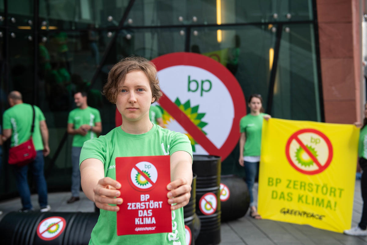 Protest at BP Europe in Hamburg. © Bente Stachowske / Greenpeace