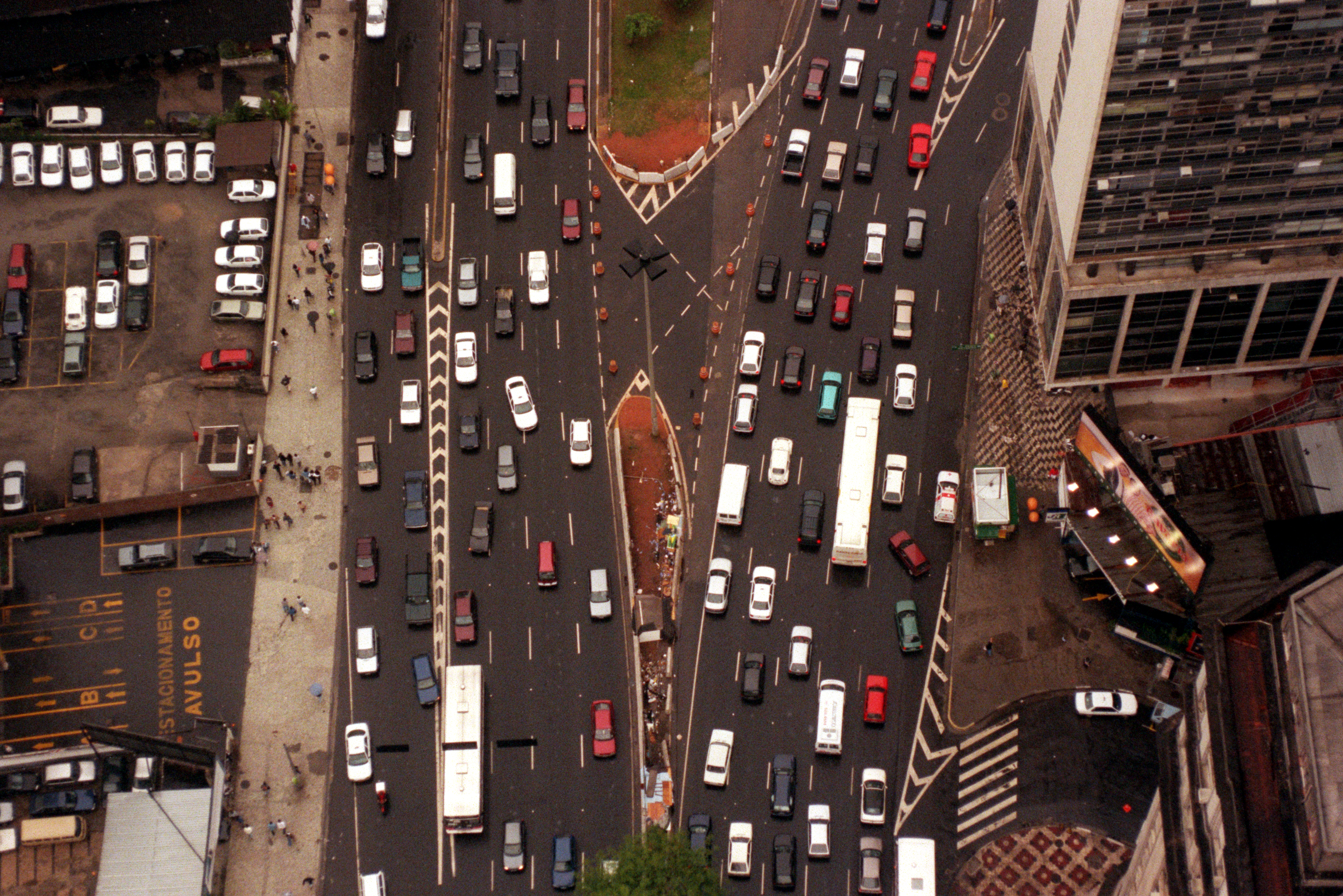 Vista aérea do trânsito caótico e poluente da cidade de São Paulo