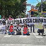 Ativistas do Fridays for Future Ceará na Greve Global pelo Clima em 15 de março. Eles carregam faixas e cartazes com a mensagem: SOS Clima