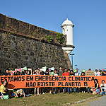 Ativistas carregam cartaz na Greve Global pelo Clima em Macapá, no Amapá, em 20 de setembro. No cartaz está escrito "Estamos em Emergência Climática, não existe planeta B"