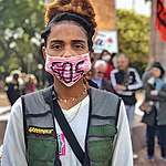 Francielle da Silva, 22 anos, na Greve Global pelo Clima, em Porto Alegre (RS), em 20 de setembro, com máscara no rosto escrito s o s