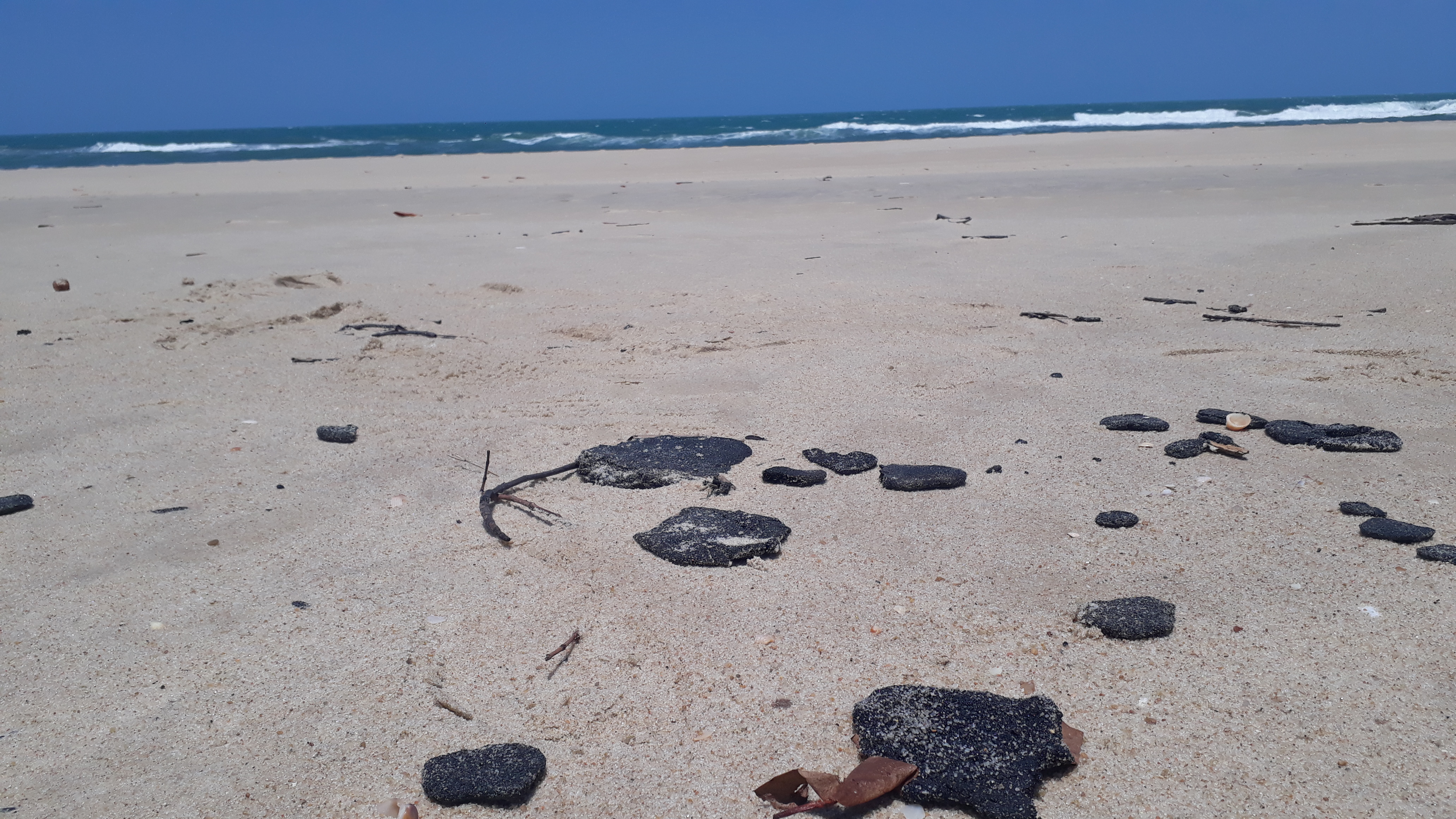 mancha de petróleo na areia