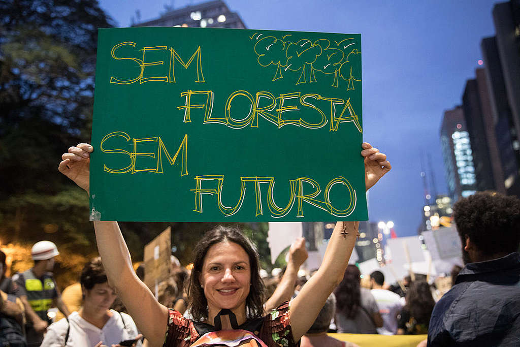 manifestante levanta cartaz "Sem floresta sem futuro"