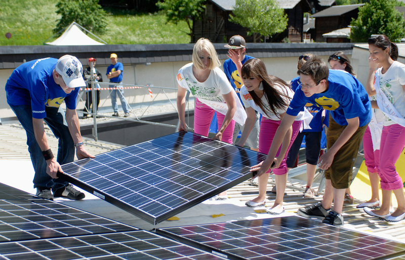 Estudantes instalam painéis solares na escola