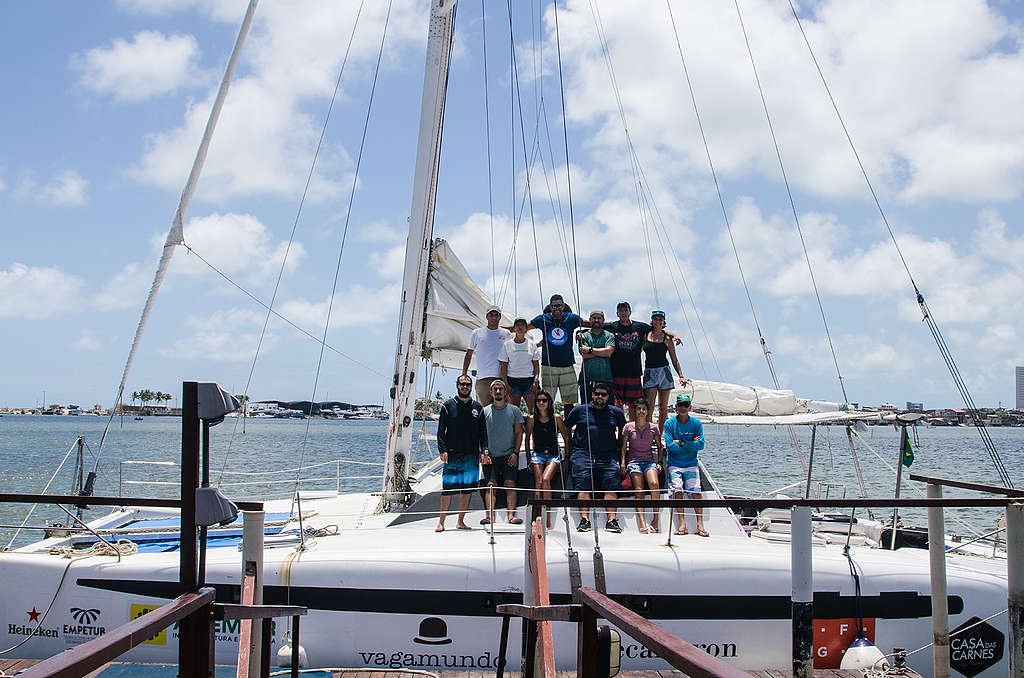 Equipe da expedição reunida em cima do veleiro Iakaré