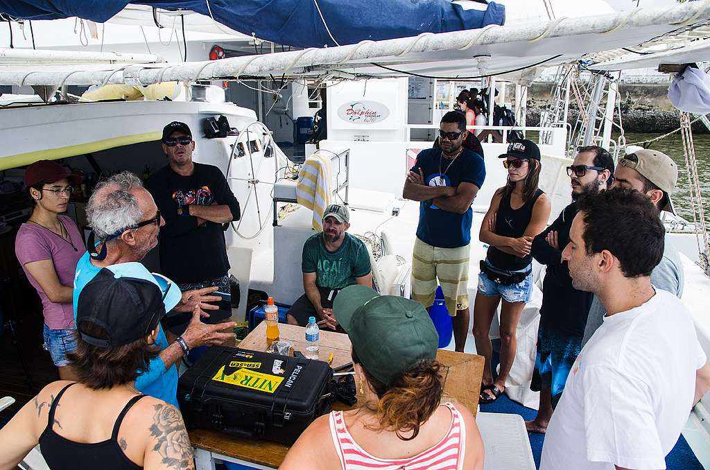 O time de ativistas e pesquisadores embarcado repassa as instruções com o capitão do barco