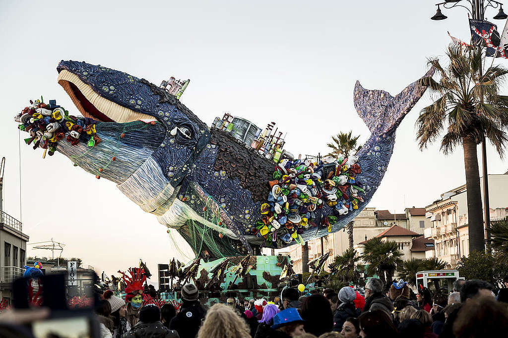 Giant Choking Plastic Whale at Viareggio Carnival in Italy. © Francesco Alesi / Greenpeace