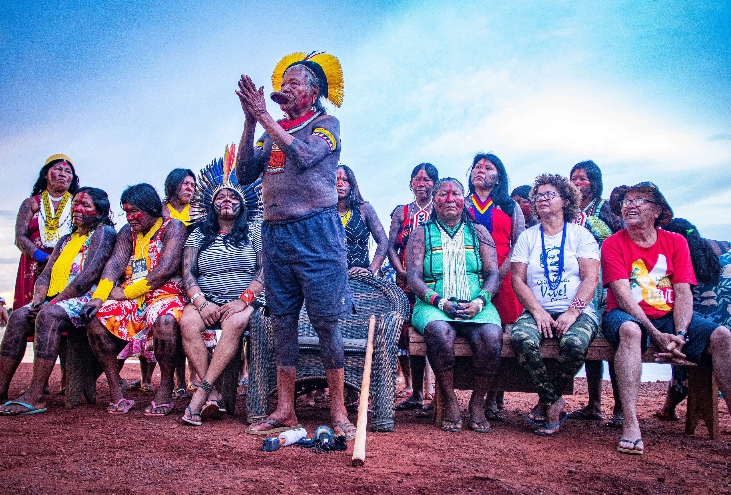 O cacique Raoni reunido com as 450 lideranças, de 45 povos indígenas.