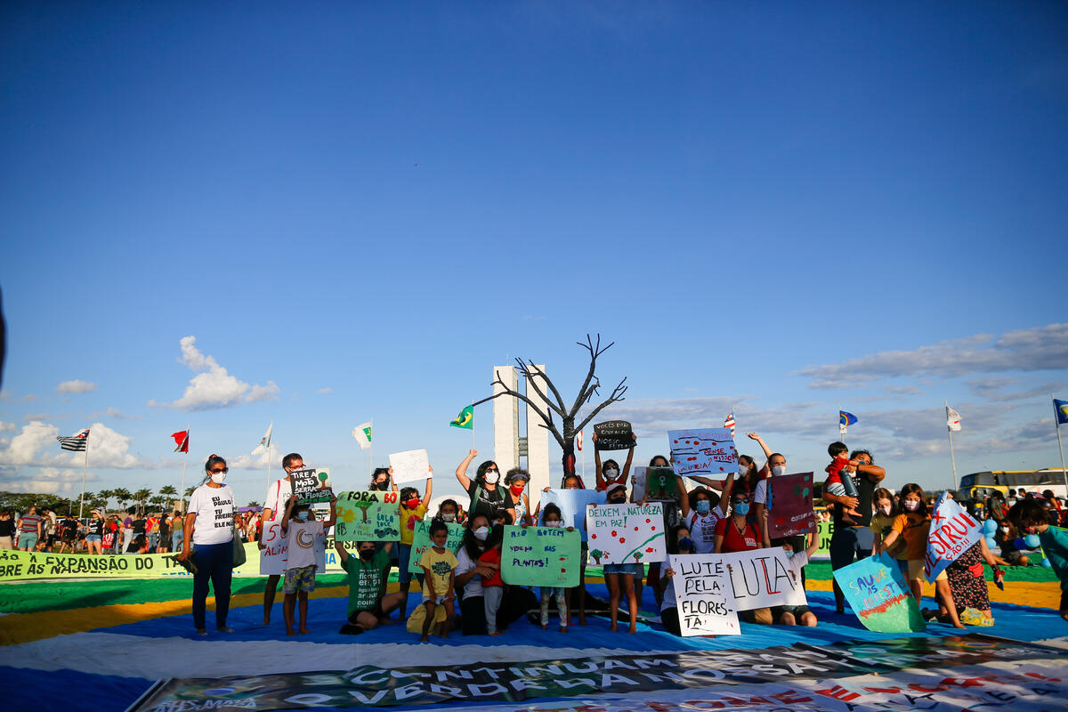 Manifestantes no Ato Pela Terra, que reuniu milhares de pessoas em Brasília, no mês de março, para protestar contra os projetos da destruição e em defesa da vida