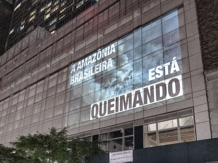 A Articulação dos Povos Indígenas do Brasil, o Comitê Defend Democracy in Brazil e o Greenpeace realizaram uma projeção nas ruas de Nova Iorque durante a Assembleia da ONU