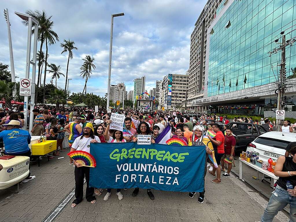 Foto de multidão na Parada pela Diversidade Sexual do Ceará.