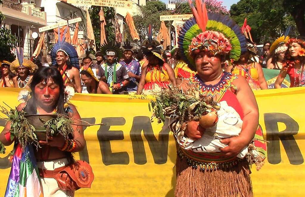 Foto de manifestação com pessoas voluntárias e lideranças indígenas, na rua contra o Marco Temporal