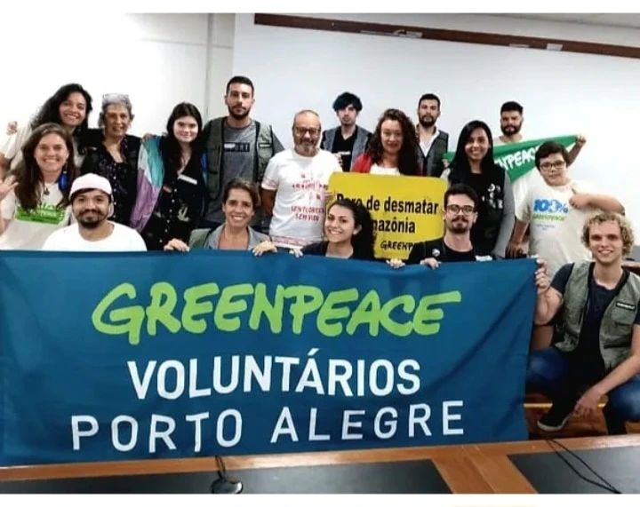 Imagem com pessoas voluntárias de Porto Alegre