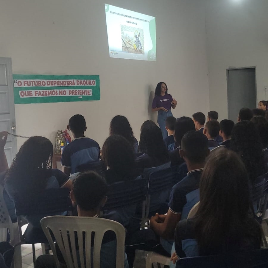 Foto de pessoas voluntárias numa ação do Projeto Escola de São Luís