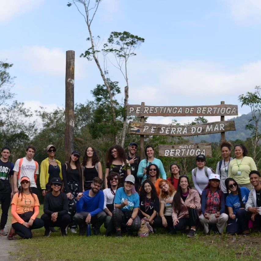 Fotografia de voluntários no Parque Estadual Serra do Mar.