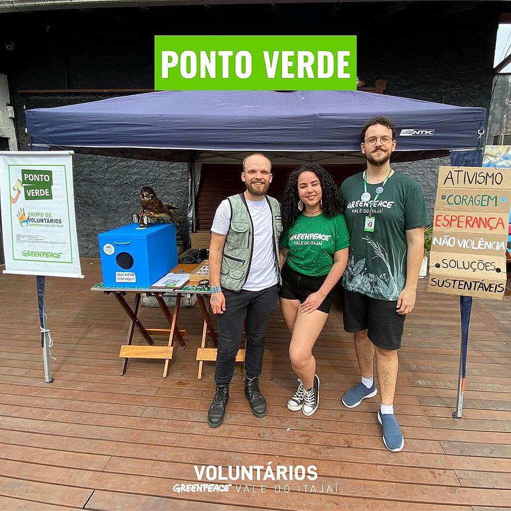 Fotografia de quatro pessoas voluntárias em Ponto Verde