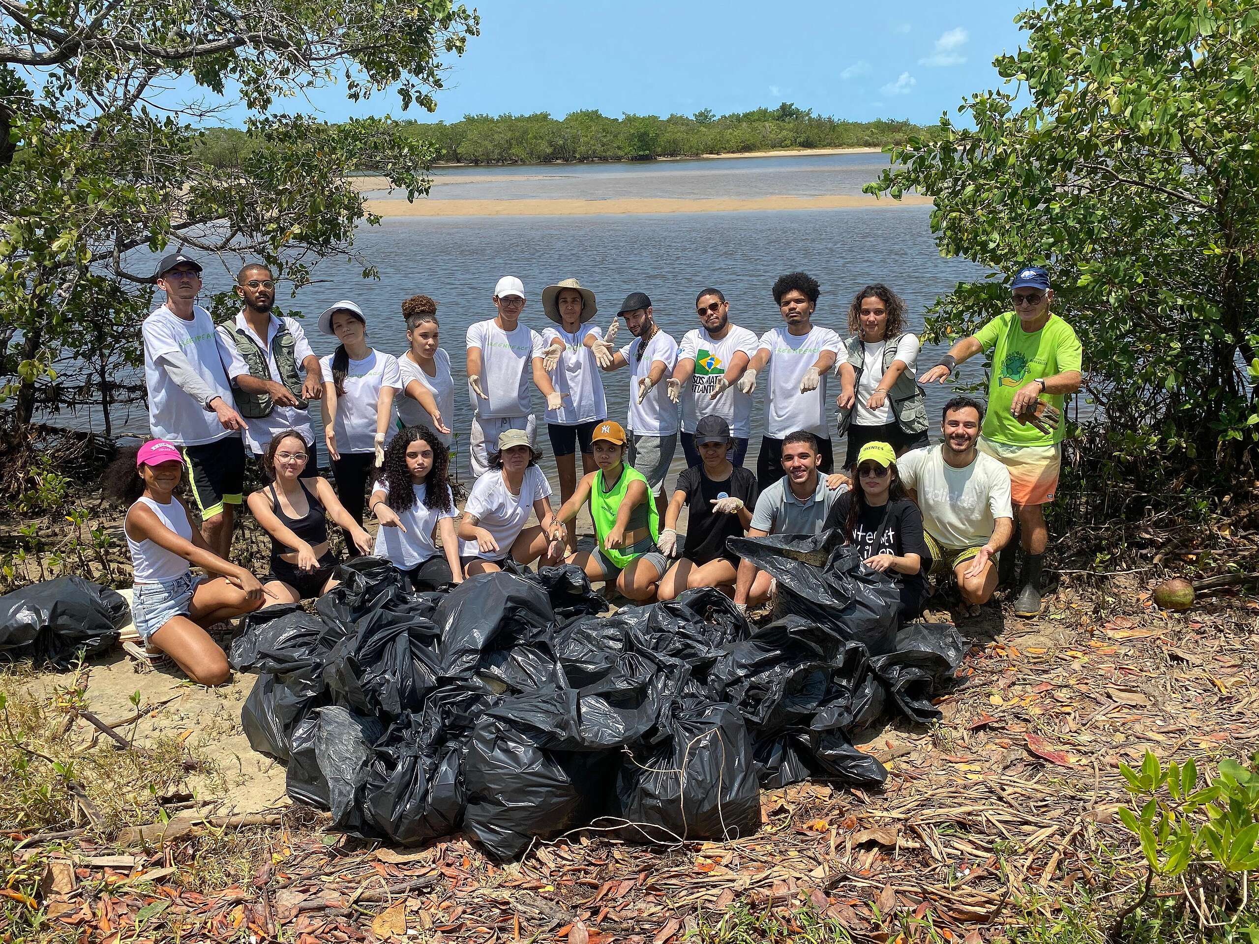 Fotografia de voluntariado em ação de limpeza de mangue