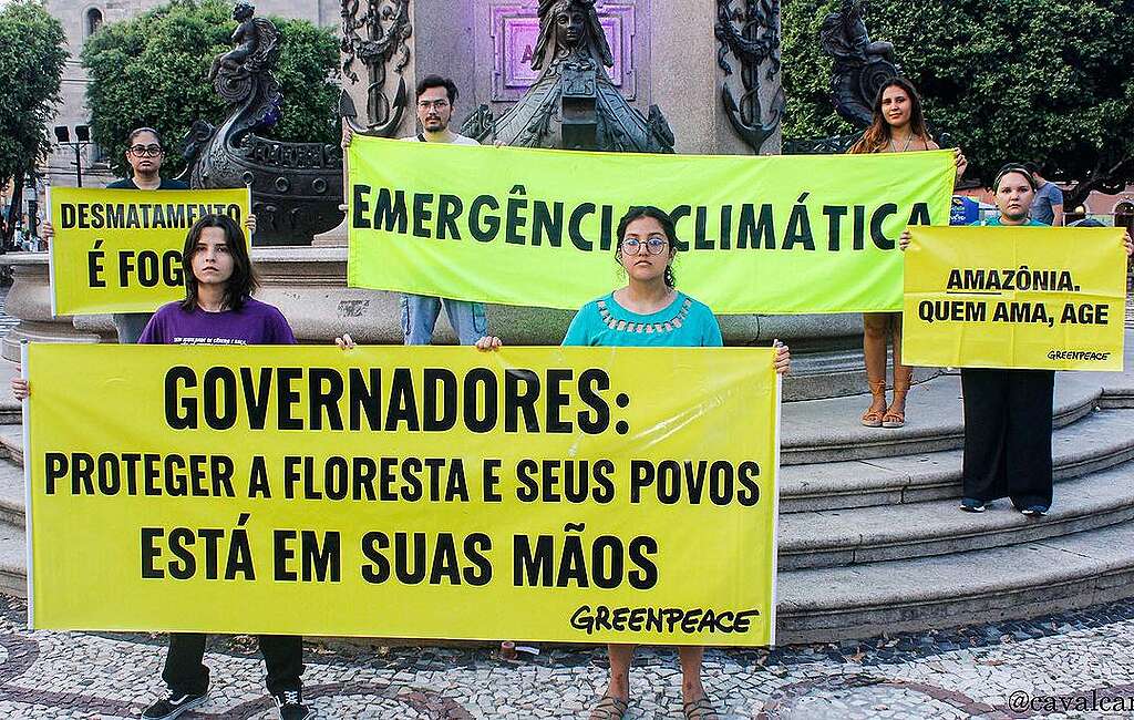 Fotografia de ativistas em ação a favor da Amazônia