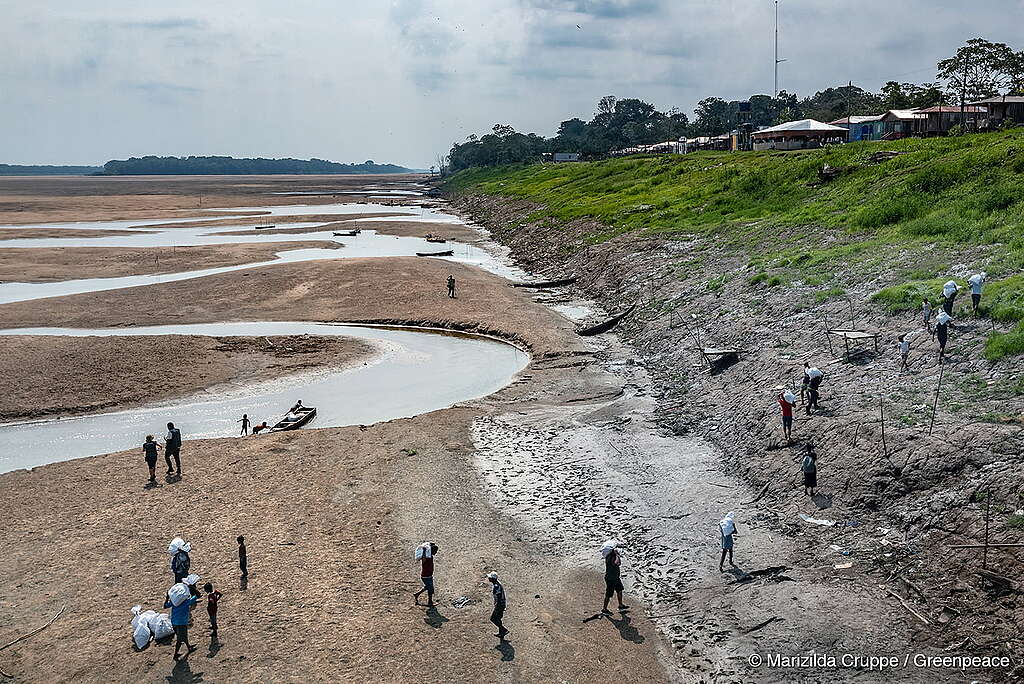 Foto tirada na comunidade de Porto Praia, do povo indígena Kokama. O rio em frente à comunidade está quase seco e a população quase isolada. Registro de 2023.