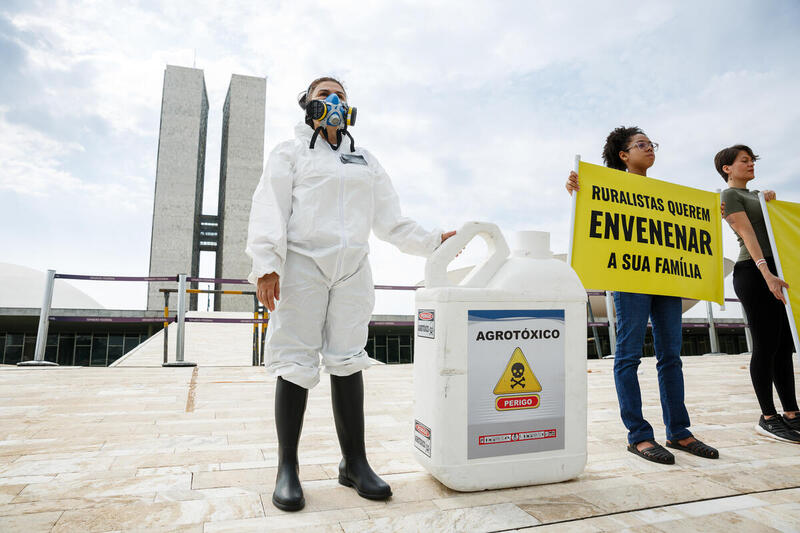 Enquanto Brasil vive tragédia climática, bancada ruralista derruba vetos à nova lei de agrotóxicos