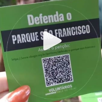 Fotografia de mão ao segurar papel para petição "Defenda o Parque São Francisco"