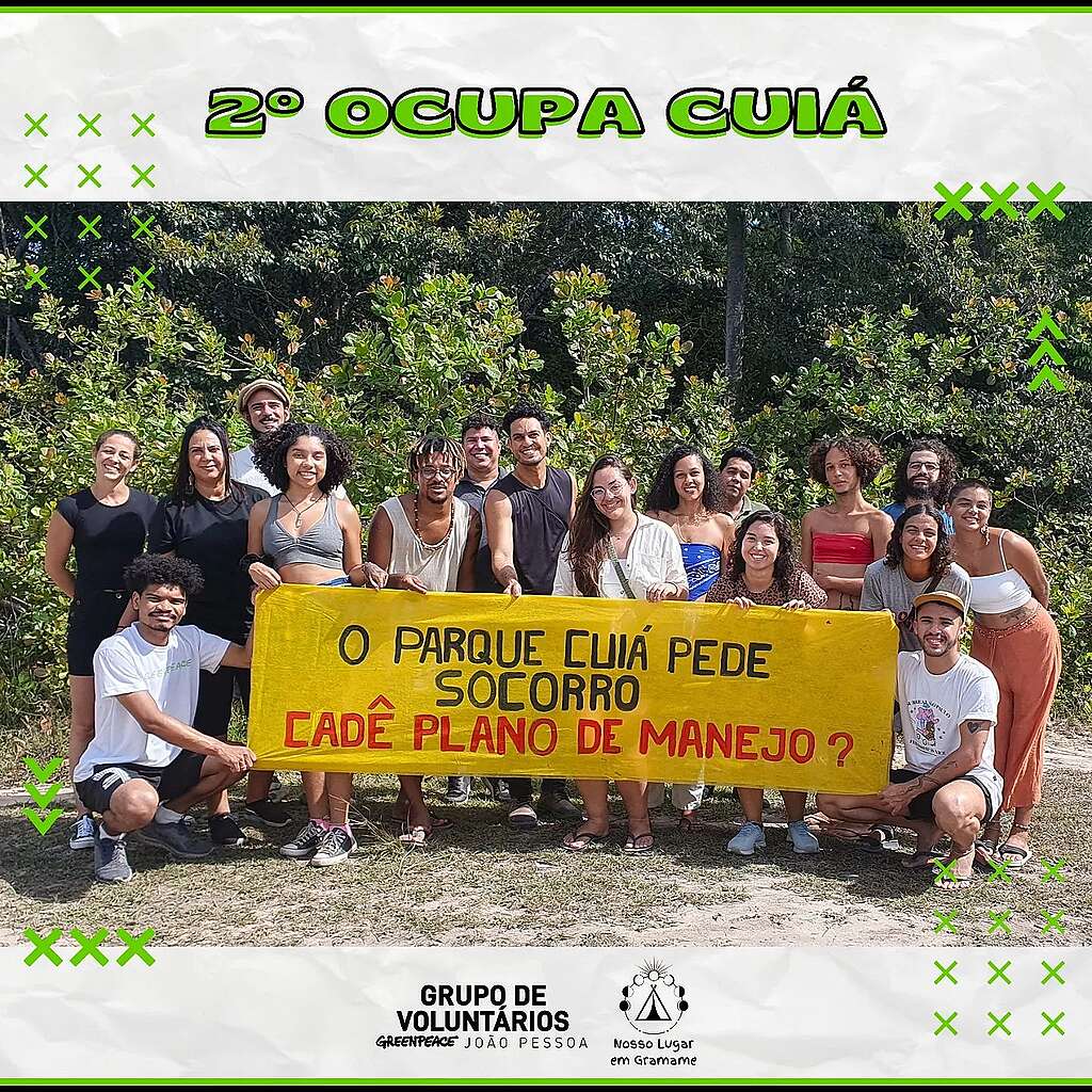 Fotografia de grupo de pessoas ao segurar banner em proteção ao Parque Cuiá