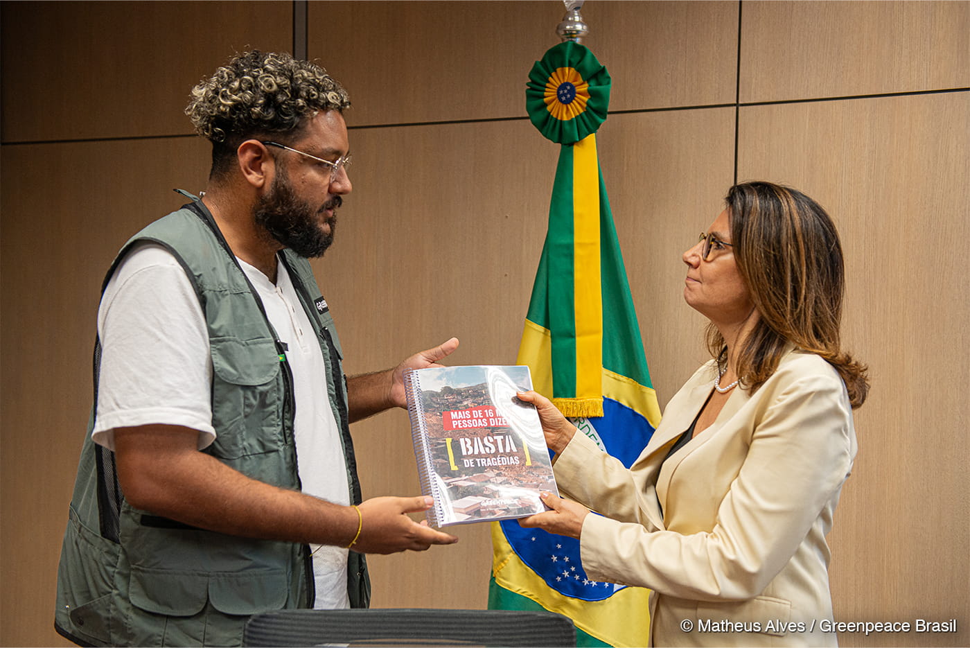 Greenpeace Brasil entrega abaixo-assinado ao Ministério do Meio Ambiente e pede urgência do poder público frente aos eventos extremos