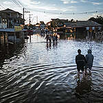 Thousands of families and their homes are affected by floods coming from the Sinos river, where water increases to 2CM per hour in some days in São Leopoldo, Rio Grande do Sul state.
Greenpeace Brazil is gathering emergency donations to help people in Rio Grande do Sul state, which is facing the worst climate tragedy in its history. Activists are adding strength to help put together and run a solidarity kitchen to the impacted areas and taking donations of food and supplies to Indigenous communities and other victims in isolated areas.
Greenpeace also partnered with Movement of People Affected by Dams (MAB), Indigenist Missionary Council (Cimi) and Articulation of Indigenous Peoples of the Southern Region (Arpinsul).
Até o dia 13/05, o Rio dos Sinos registrava dias com elevações de 2 cm por hora, o que deixou bairros inteiros de São Leopoldo, no Rio Grande do Sul, embaixo d’água e milhares de famílias impactadas.
O Greenpeace Brasil está realizando uma campanha de arrecadação emergencial para ajudar a população do Rio Grande do Sul, que enfrenta a maior tragédia climática de sua história. Diante da gravidade do que a população gaúcha enfrenta, nos somamos à rede de solidariedade e estamos apoiando cozinhas solidárias em áreas afetadas, assim como realizando a doação de alimentos e itens essenciais para comunidades indígenas e outras vítimas das fortes chuvas em áreas isoladas.
Entre os nossos parceiros estão o Movimento dos Atingidos por Barragens (MAB), Conselho Indigenista Missionário (Cimi) e Articulação dos Povos Indígenas da Região Sul (Arpinsul).