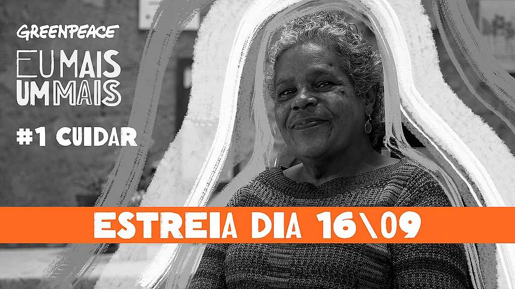 A imagem é uma fotomontagem em preto e branco com o texto escrito ‘’Eu Mais um Mais - Episódio 1: CUIDAR’’ que estreia no dia 16/09. A foto utilizada traz uma mulher negra com semblante feliz. 