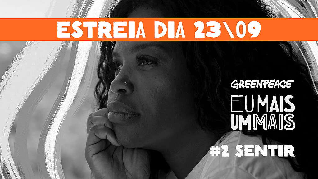 A foto é uma montagem em preto e branco com o texto escrito "Eu Mais um Mais - Episódio 2: SENTIR" que estreia no dia 23/09. A imagem também contém uma mulher negra jovem com semblante pensativo, com a mão no rosto.