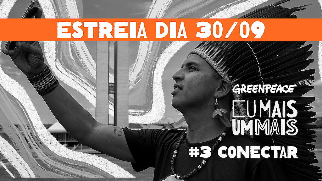A foto é uma montagem em preto e branco com o texto escrito "Eu Mais um Mais - Episódio 3 que chama-se CONECTAR" que estreia no dia 30/09. A imagem também contém um homem indígena segurando um celular fazendo uma selfie. 