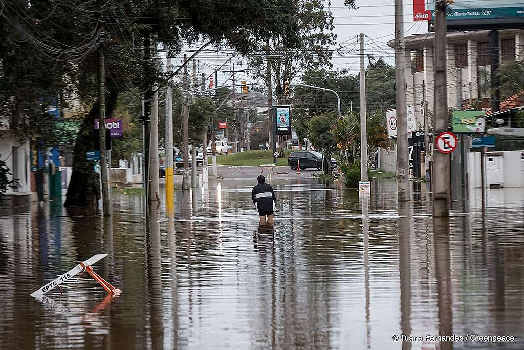 Ruas alagadas no Bairro Ipanema, em Porto Alegre, Rio Grande do Sul. A foto é de 2024 e contém uma pessoa andando no meio da rua alagada. 