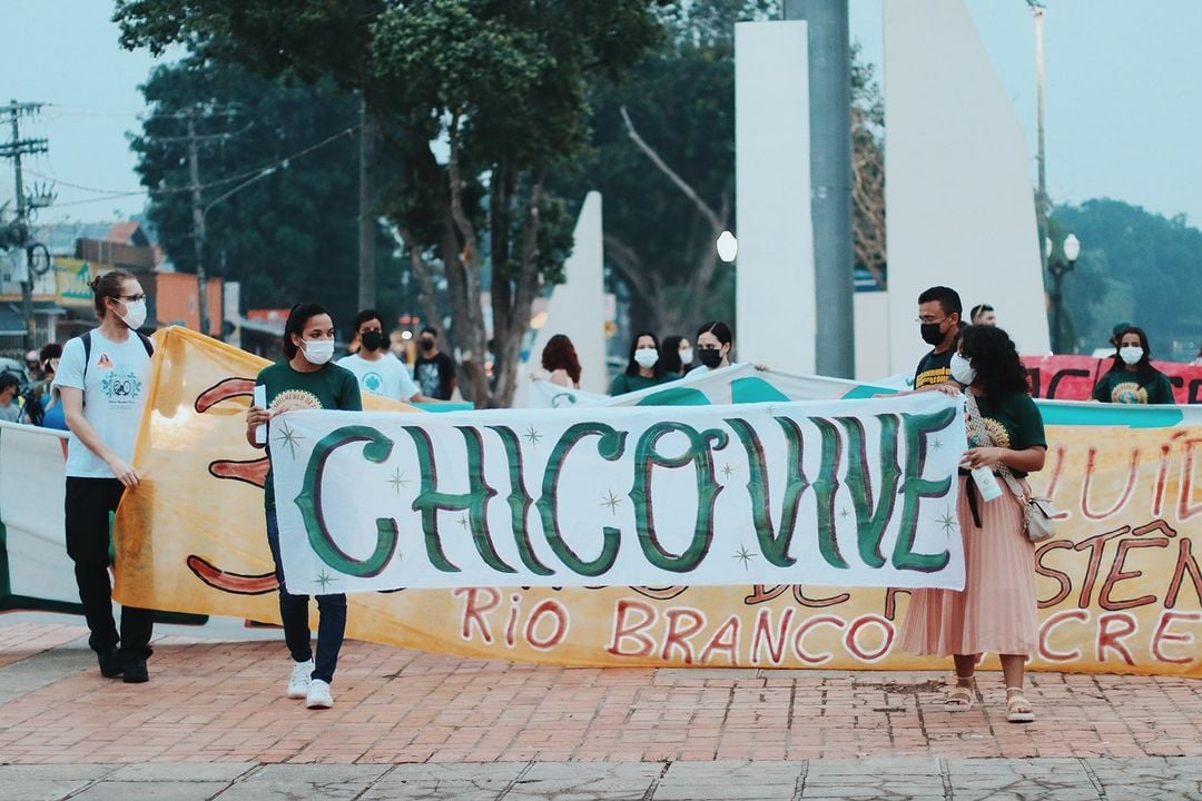 Entre fumaça e seca na Amazônia, jovens lutam por legado de Chico Mendes