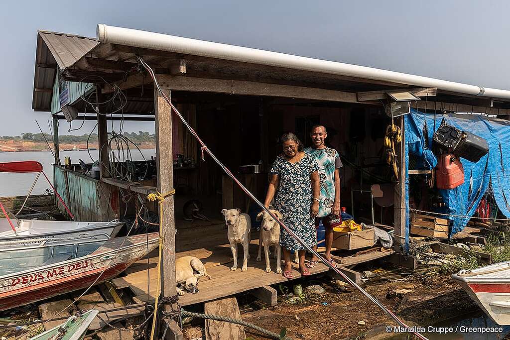 Foto do casal José Ribamar da Penha, e Maria Dinaires, que vivem com os cachorros no flutuante Beira Rio, ancorado ao lado da ponte do Rio Madeira, em Porto Velho, Rondônia.