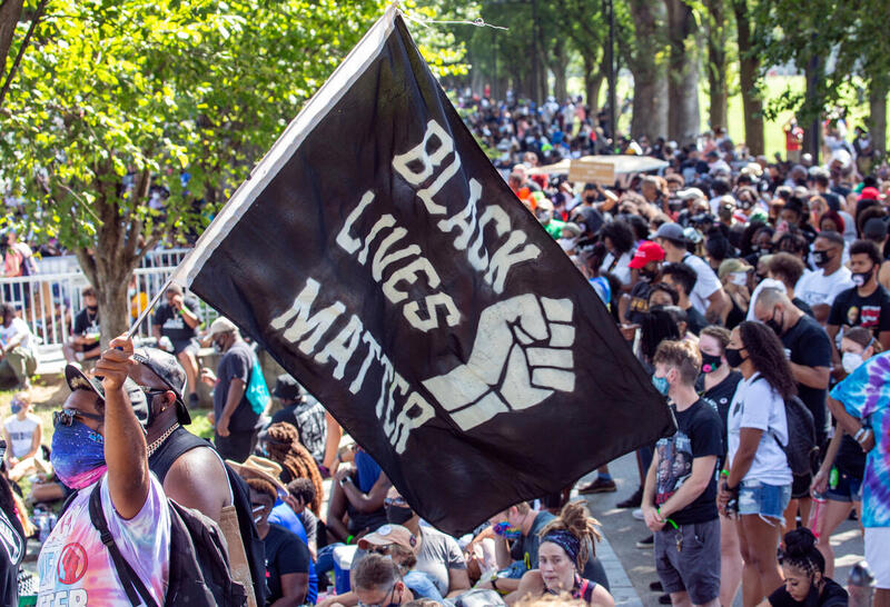 marcha com bandeira dizendo Black lives matter" em Washington