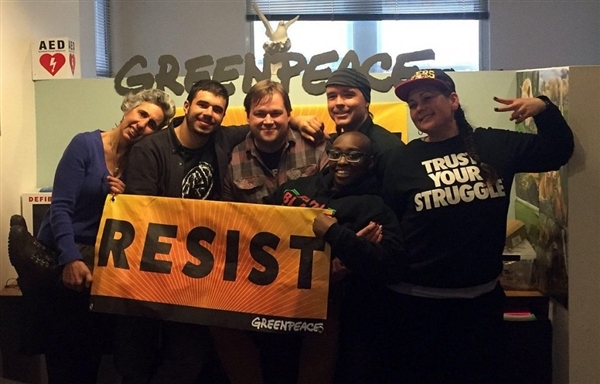 Няколко от активистите, участвали в кампанията „Съпротива“, в офиса на „Грийнпийс“, с тематичен банер, макар и по-малък този път. 