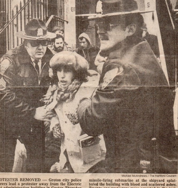 Карън Топакиян е била арестувана повече от 30 пъти за участие в преки действия и мирни протести. Снимката е направена през 80-те години по време на протест срещу натрупването на ядрени арсенали от САЩ и Русия.