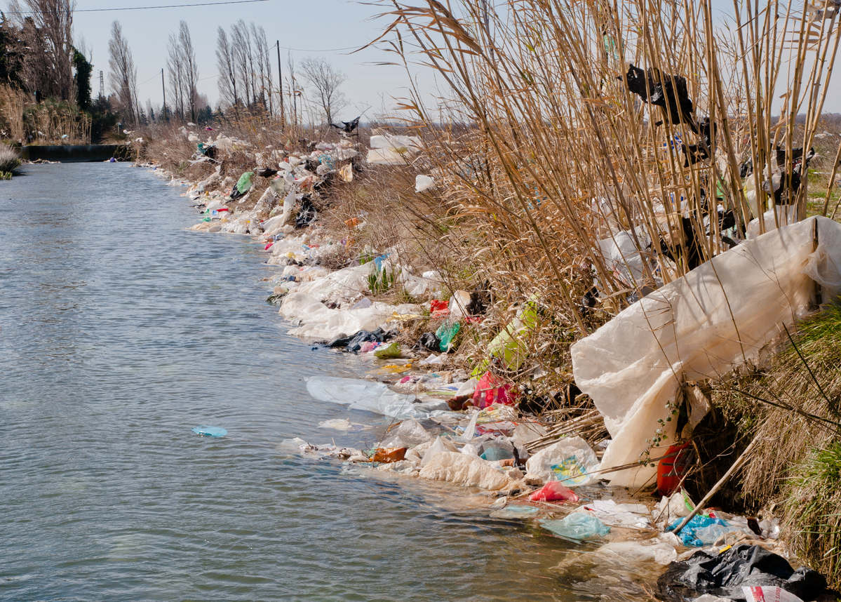 Пластмасов боклук, разнесен от доскоро открито сметище за битов отпадък „Ла Кро“в Ентресен, Франция