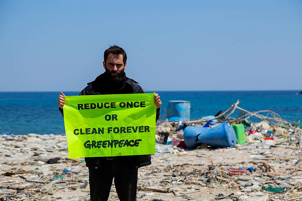 Посланието е ясно: Да се откажем от културата на изхвърлянето. © Константинос Статиас/ „Грийнпийс“