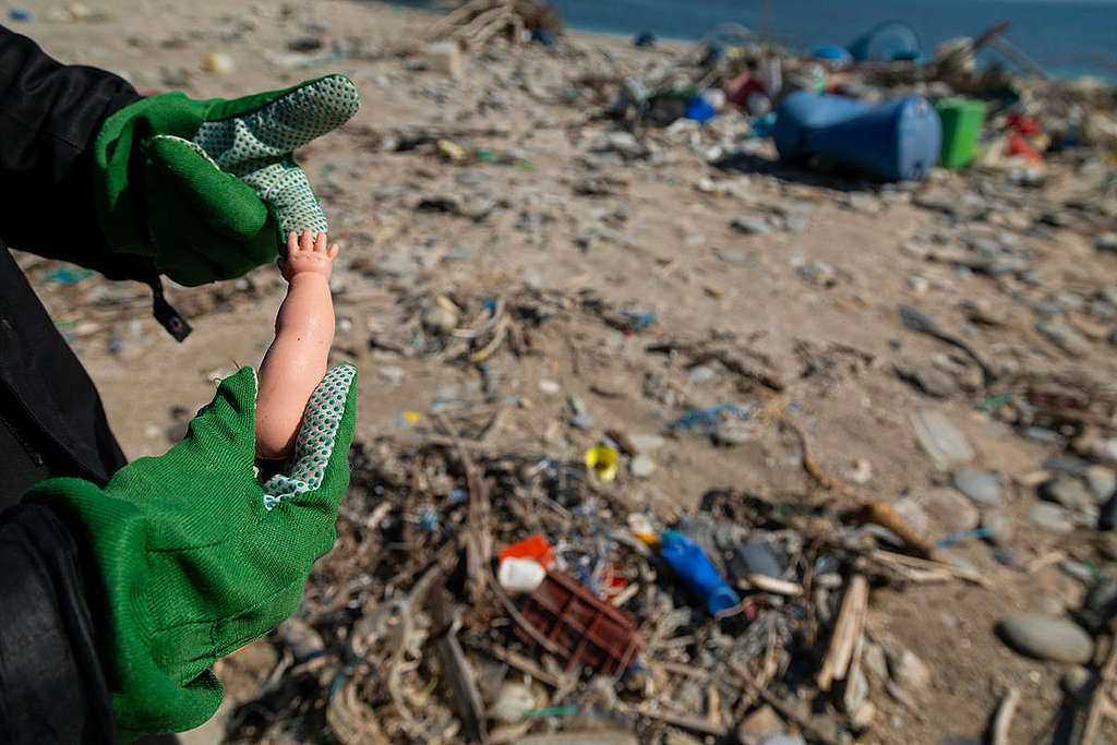 Голямо разнообразие от пластмаси се е завърнало на плажа Чаракас. © Константинос Статиас/ „Грийнпийс“