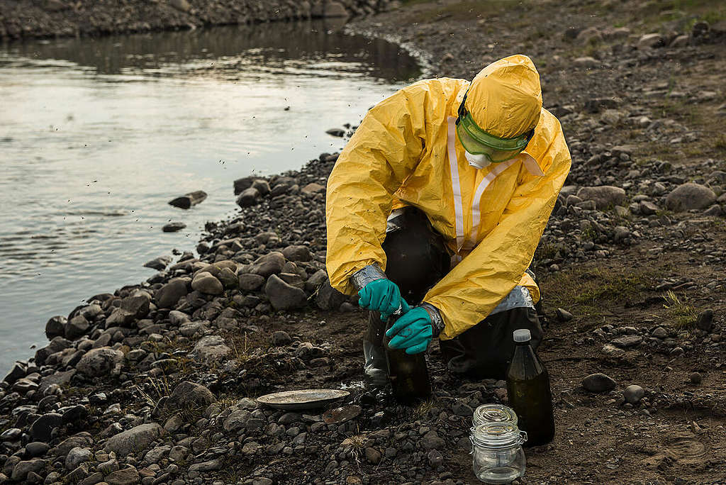 Изземане на проби от река Пясина, замърсена от нефт в руската част на Арктика. © Дмитрий Шаромов / „Грийнпийс“