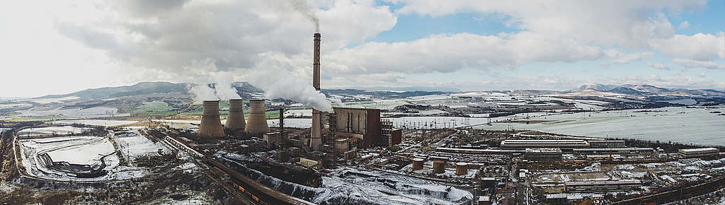 ТЕЦ „Бобов дол“ изпуска непречистени емисии (от високия комин) по време на разпалване на инсталацията, въздушна снимка на комплекса, Големо село, януари 2021 г. © „Грийнпийс“ – България