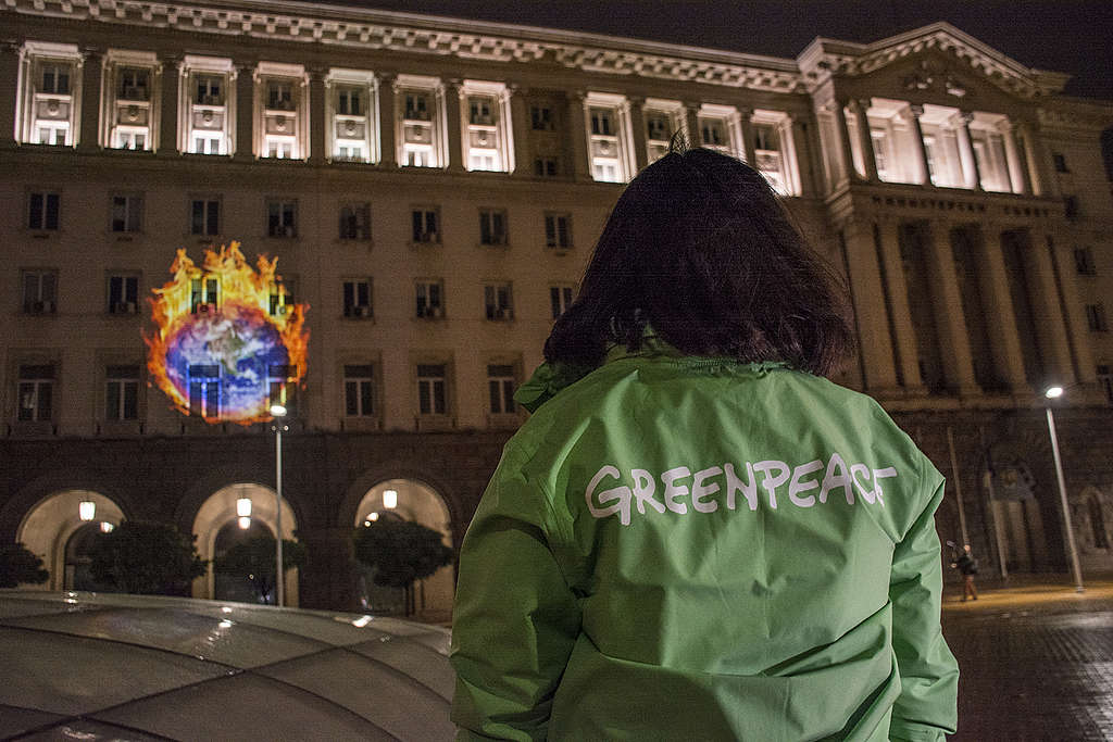 Прожекция на фасадата на Министерския съвет, 12 октомври 2021 г. С нея активисти на „Грийнпийс“ – България настояха за ясен план за енергийна трансформация с конкретни ангажименти към заетите в сектора и ролята им в бъдещото развитие на въглищните региони в страната. На фасадата е прожектирано изображение на горящата планета Земя.